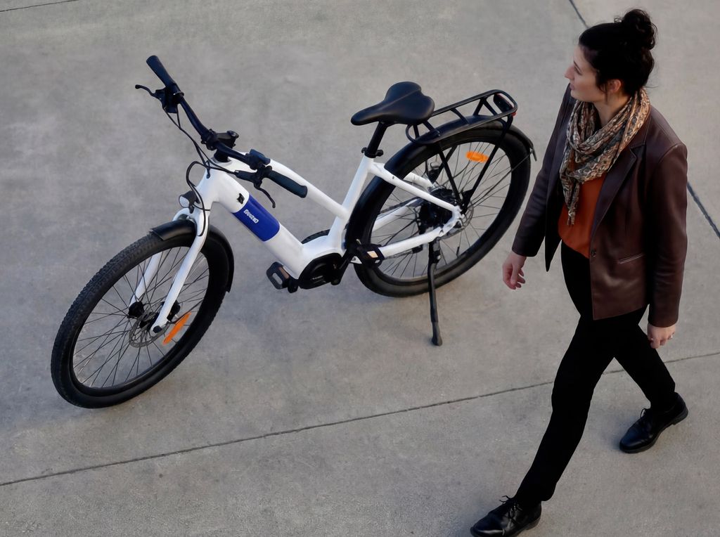 Employee with a Torks e-bike by the waterfront