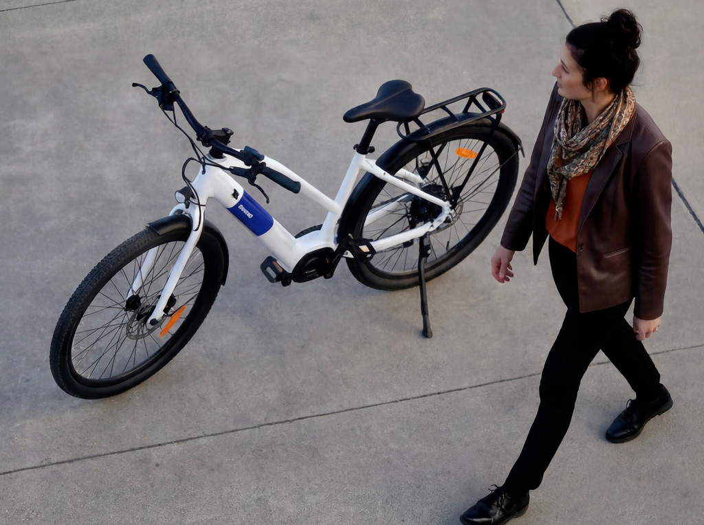 Employee with a Torks e-bike by the waterfront
