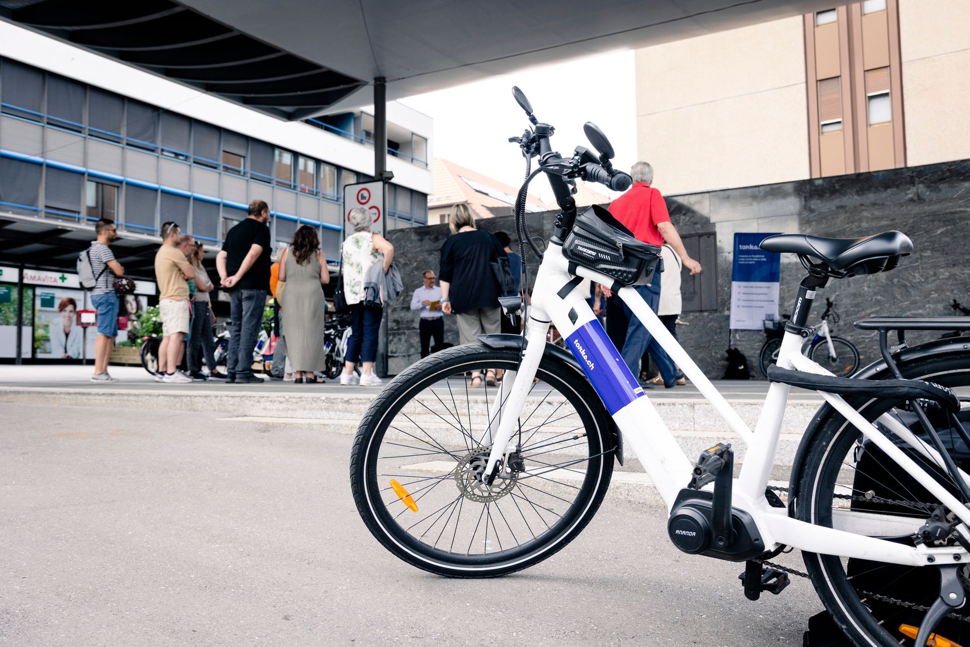Vélo électrique Torks sur la place publique de La Chaux-de-Fonds
