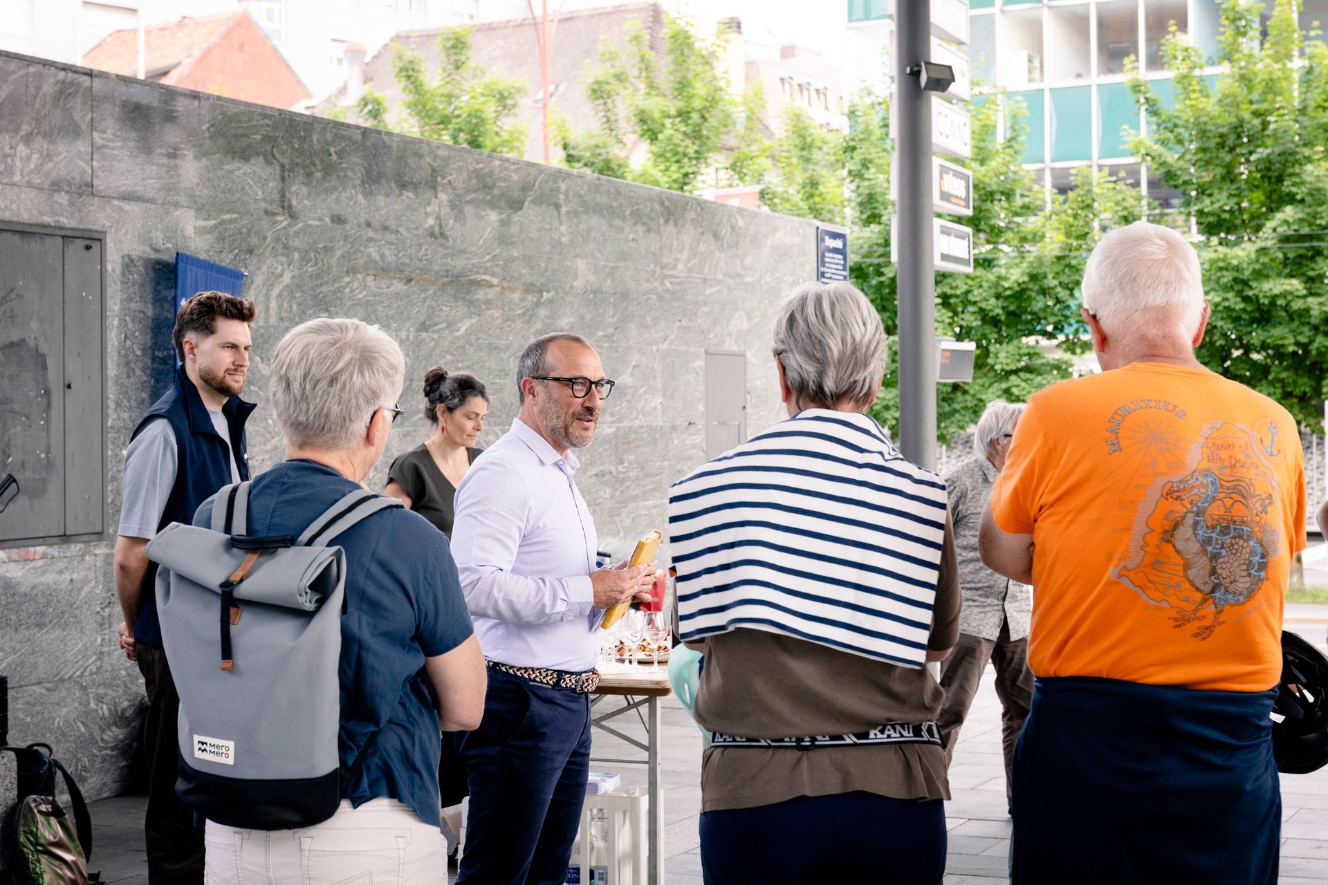 Des participantes et participants au Défi Mobilités Actives sur la place publique de La Chaux-de-Fonds